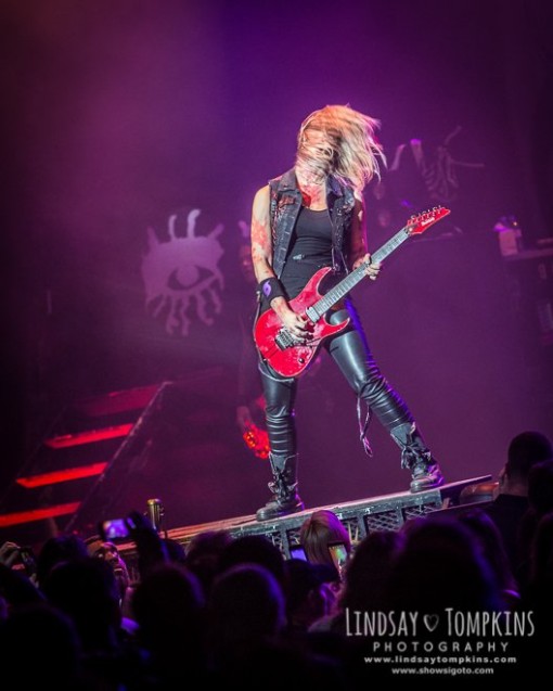 alice cooper live review and concert photos nita strauss
